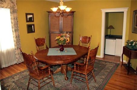 La Boheme Restaurant & B&B Edmonton Room photo
